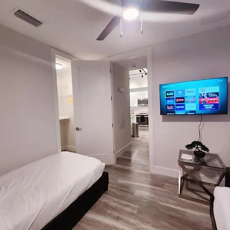 Lux Urban Retreat: Family-Friendly Staycation with Gym & EV Charging West Palm Beach Exterior photo